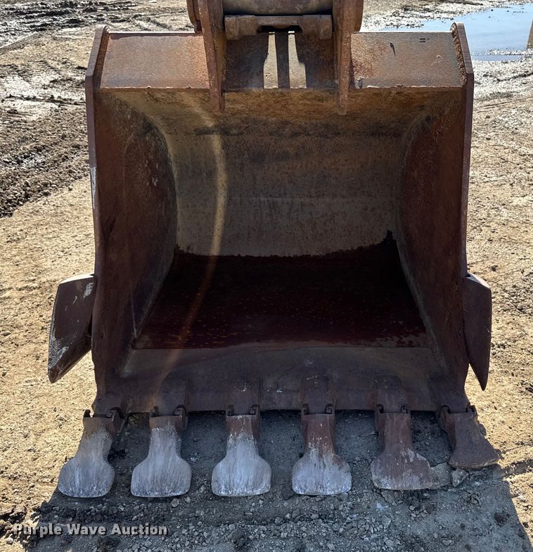 image for item EA1891 2005 John Deere 200C LC excavator