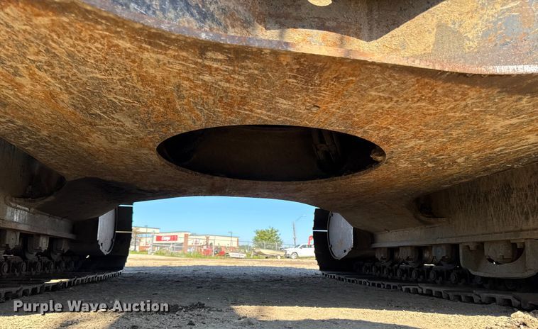 image for item EA1891 2005 John Deere 200C LC excavator