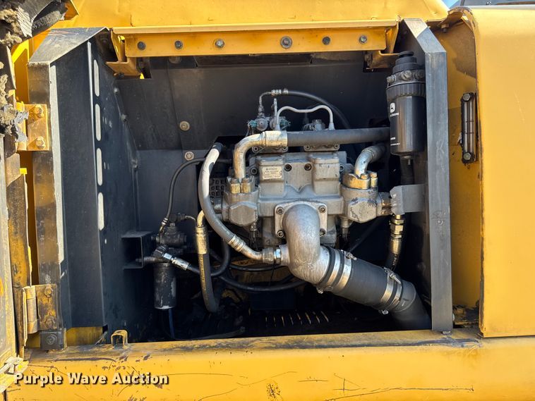 image for item EA1891 2005 John Deere 200C LC excavator