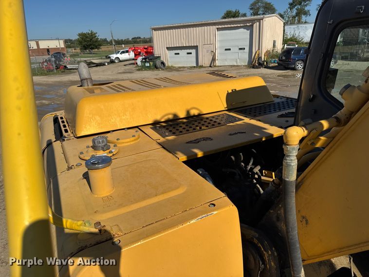 image for item EA1891 2005 John Deere 200C LC excavator