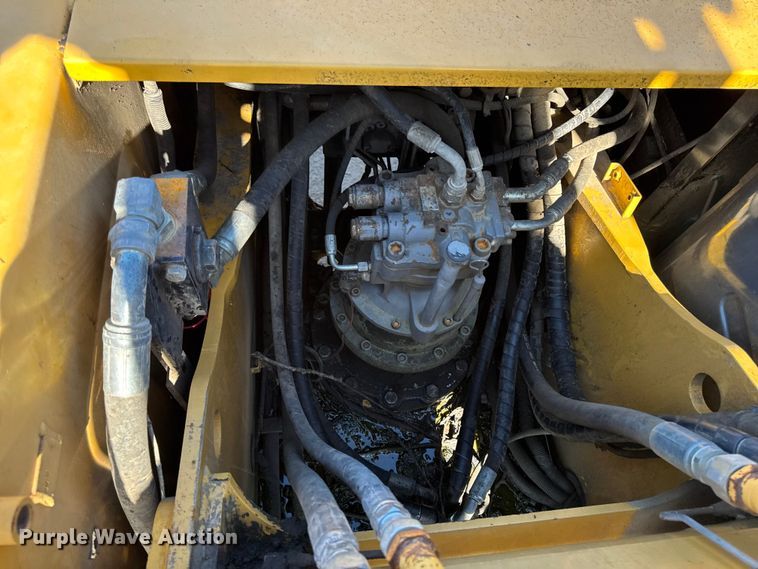 image for item EA1891 2005 John Deere 200C LC excavator