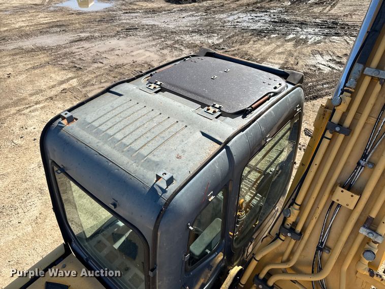 image for item EA1891 2005 John Deere 200C LC excavator