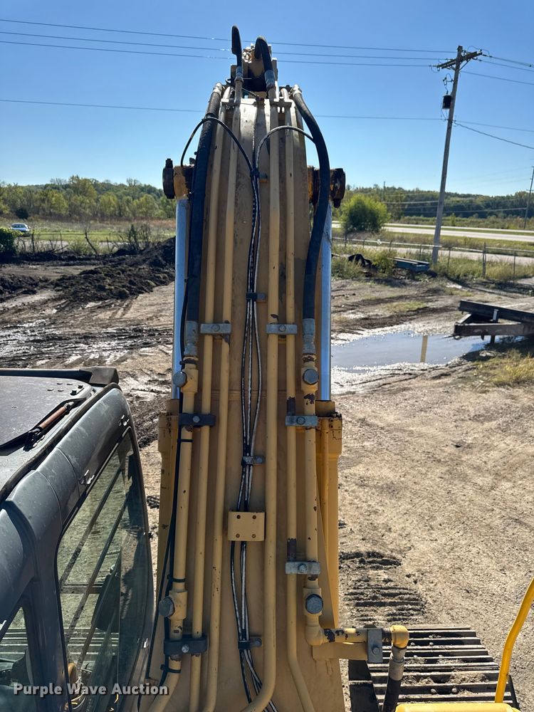 image for item EA1891 2005 John Deere 200C LC excavator