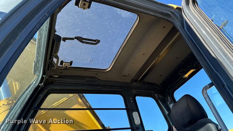 image for item EA1891 2005 John Deere 200C LC excavator