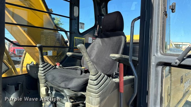 image for item EA1891 2005 John Deere 200C LC excavator