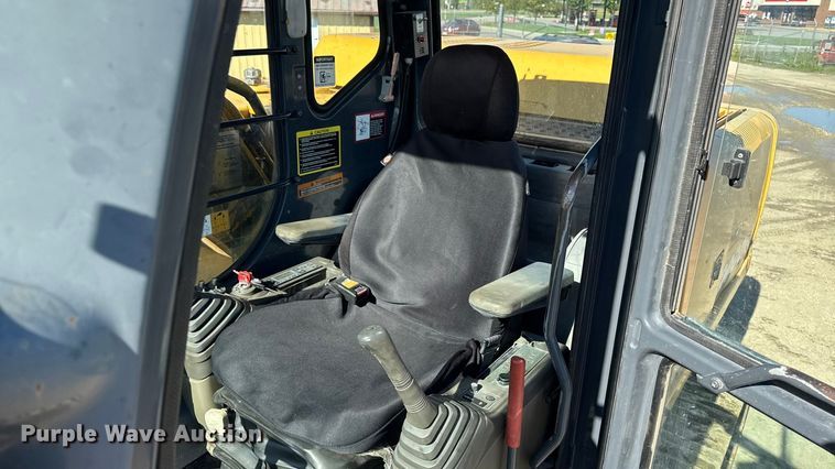 image for item EA1891 2005 John Deere 200C LC excavator