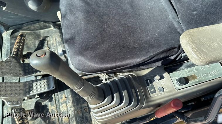 image for item EA1891 2005 John Deere 200C LC excavator