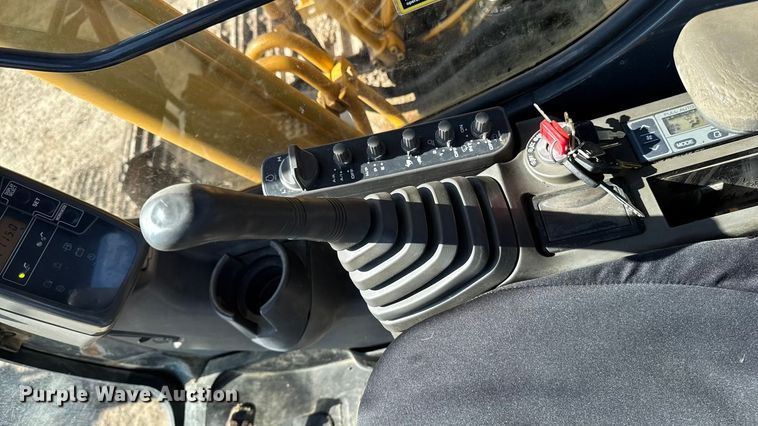 image for item EA1891 2005 John Deere 200C LC excavator