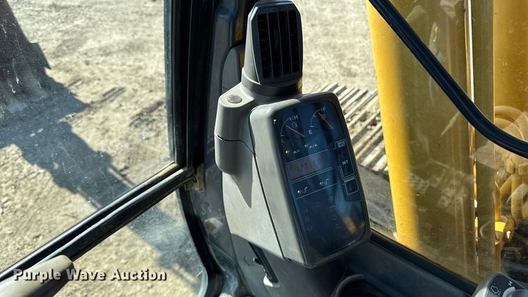 image for item EA1891 2005 John Deere 200C LC excavator