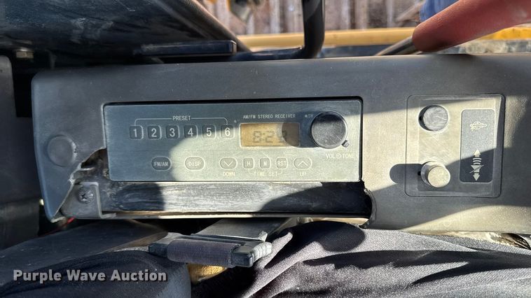 image for item EA1891 2005 John Deere 200C LC excavator