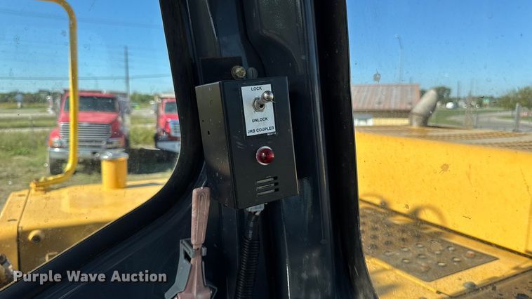 image for item EA1891 2005 John Deere 200C LC excavator