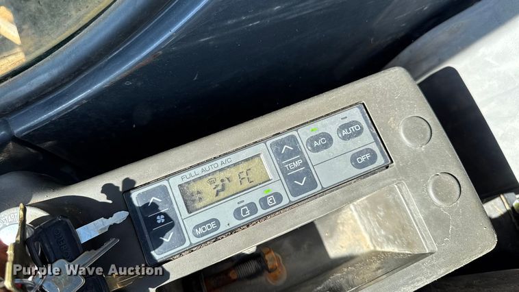 image for item EA1891 2005 John Deere 200C LC excavator