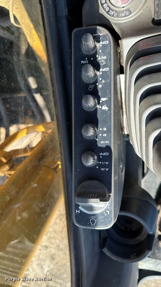 image for item EA1891 2005 John Deere 200C LC excavator