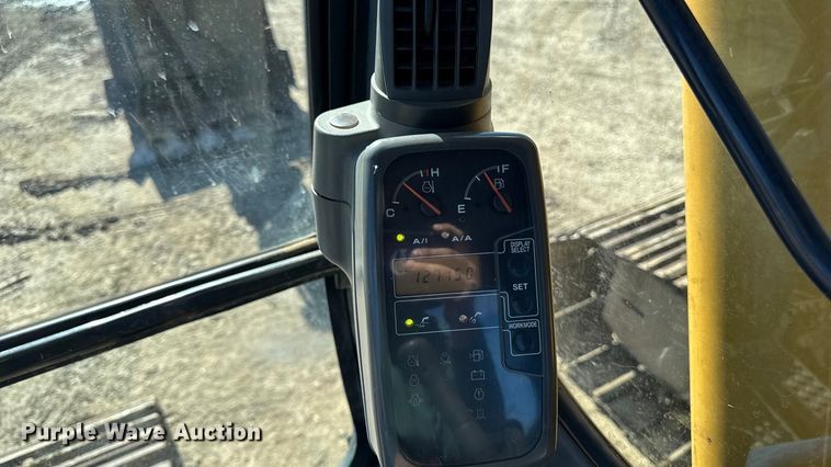 image for item EA1891 2005 John Deere 200C LC excavator