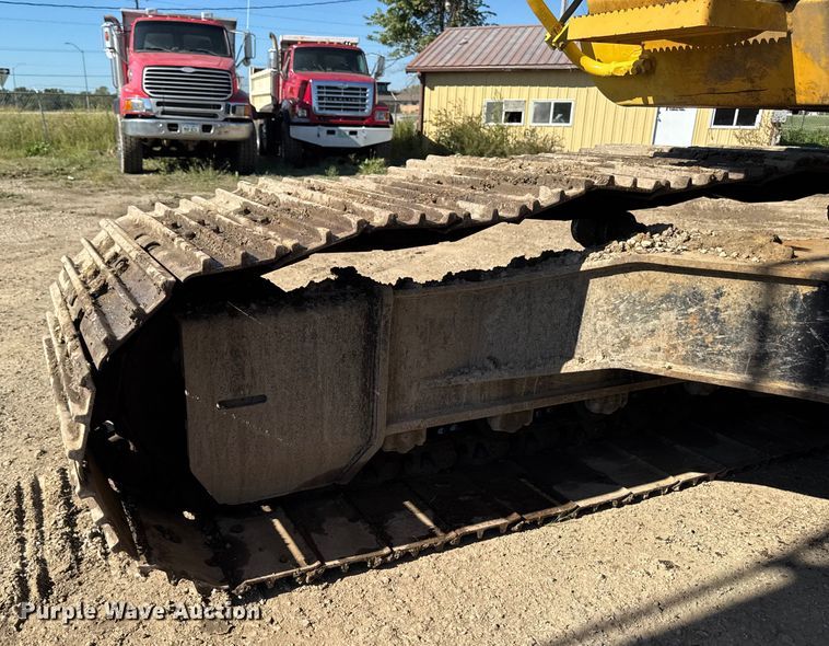 image for item EA1891 2005 John Deere 200C LC excavator