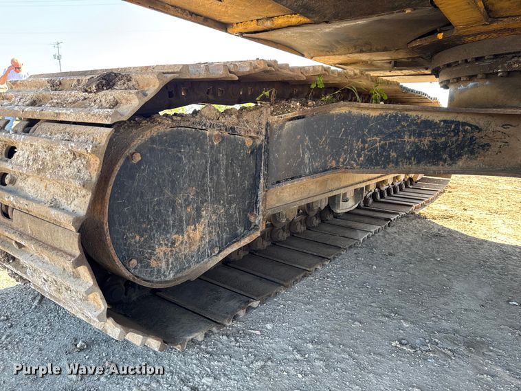 image for item EA1891 2005 John Deere 200C LC excavator