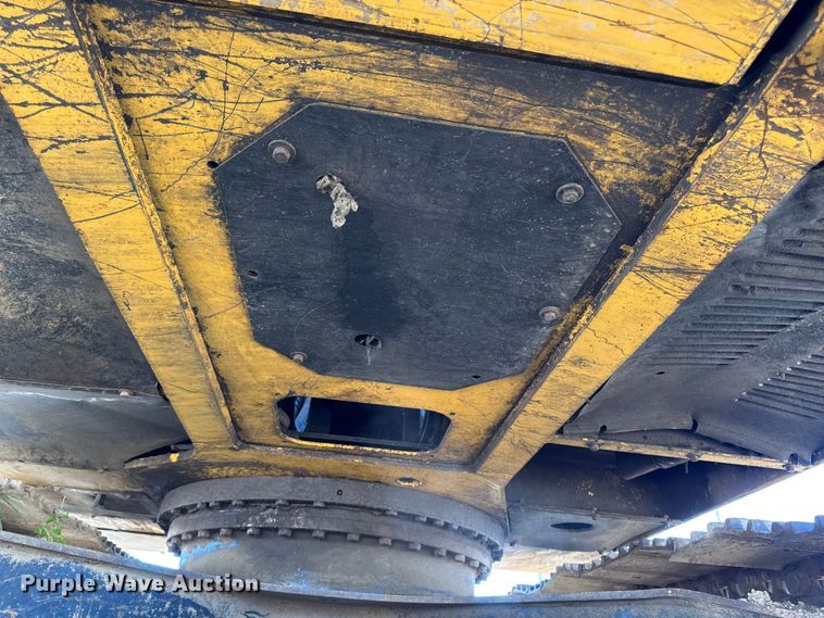 image for item EA1891 2005 John Deere 200C LC excavator