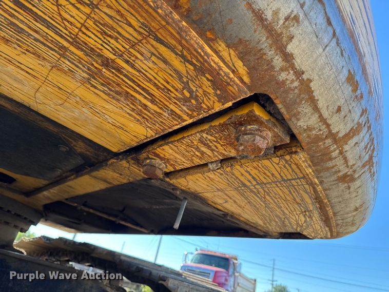 image for item EA1891 2005 John Deere 200C LC excavator