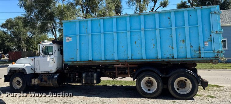 image for item EA1896 2000 Mack RD hook lift truck