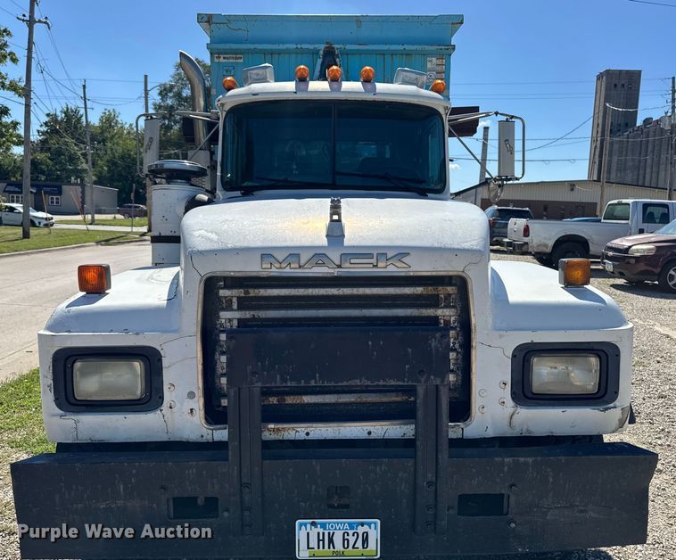 image for item EA1896 2000 Mack RD hook lift truck