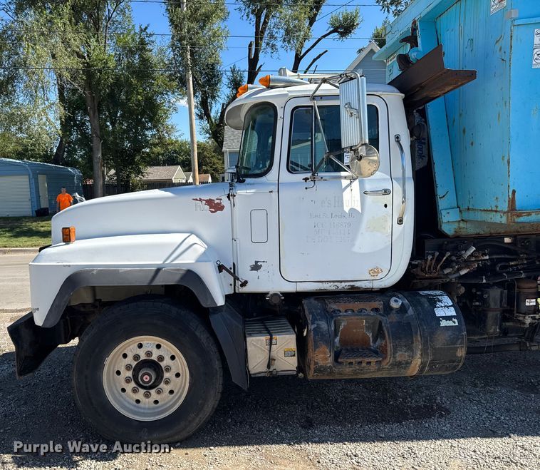 image for item EA1896 2000 Mack RD hook lift truck