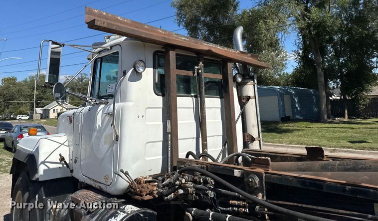 image for item EA1896 2000 Mack RD hook lift truck