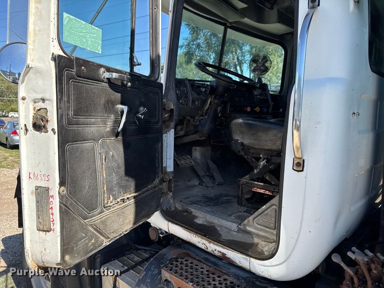 image for item EA1896 2000 Mack RD hook lift truck