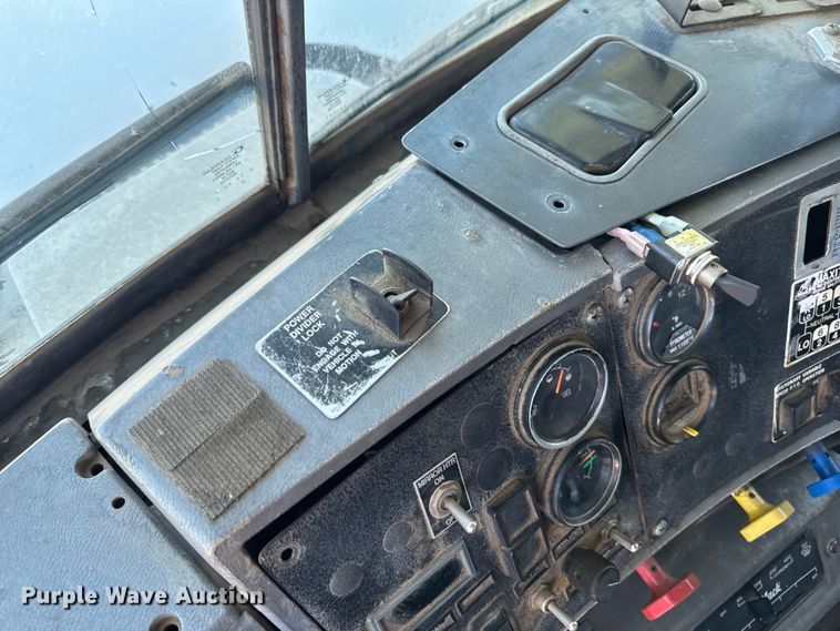 image for item EA1896 2000 Mack RD hook lift truck