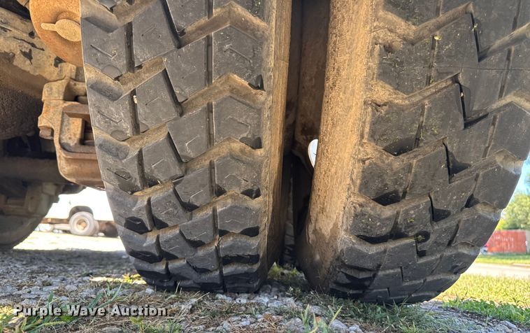 image for item EA1896 2000 Mack RD hook lift truck