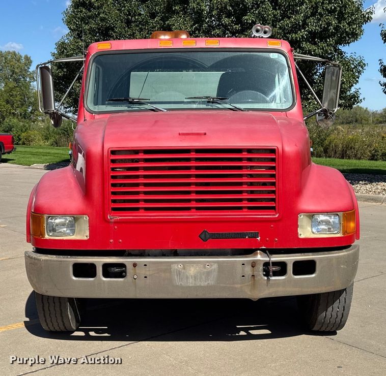 image for item EA1900 1999 International 4900 flatbed truck