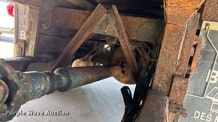 image for item EA1900 1999 International 4900 flatbed truck