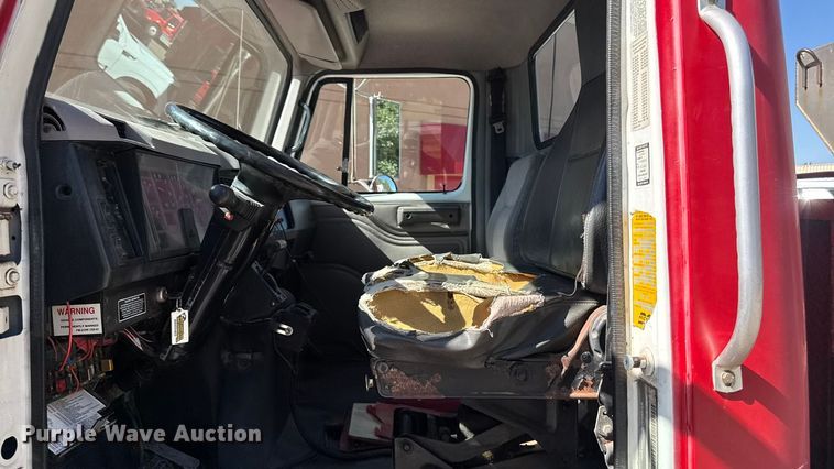 image for item EA1900 1999 International 4900 flatbed truck