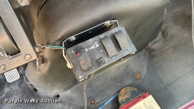 image for item EA1900 1999 International 4900 flatbed truck