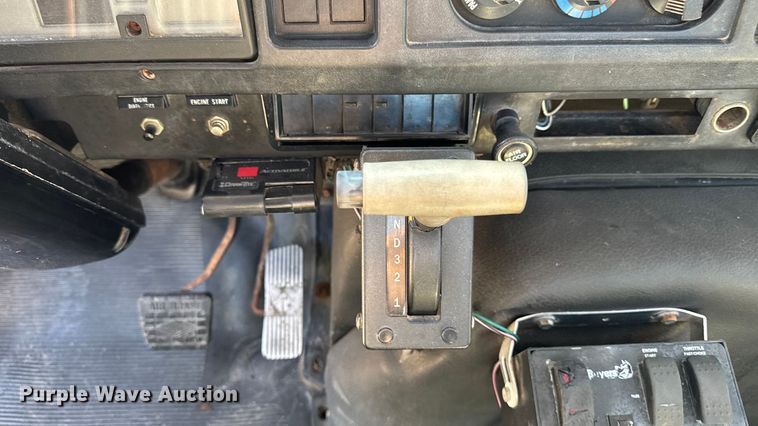 image for item EA1900 1999 International 4900 flatbed truck