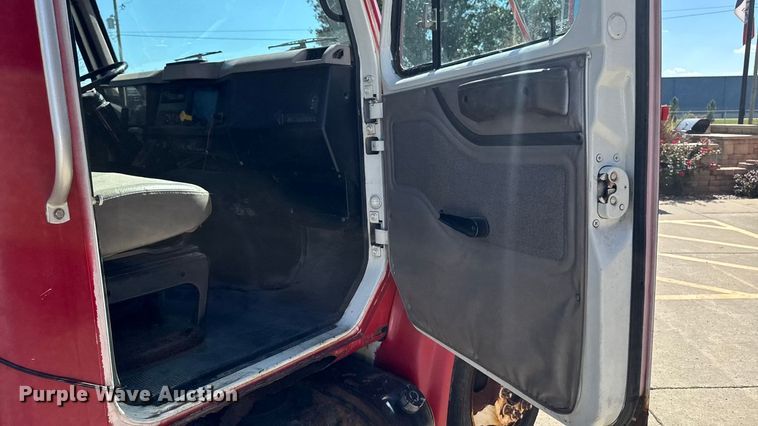 image for item EA1900 1999 International 4900 flatbed truck