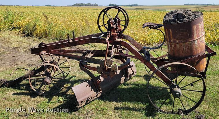 image for item EA2560 Pull type grader