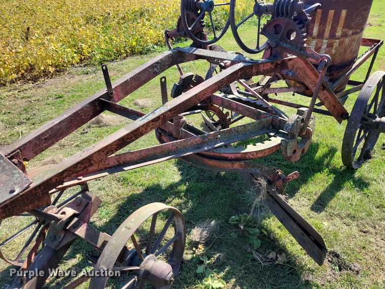 image for item EA2560 Pull type grader