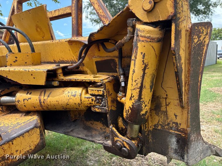 image for item EA6978 1989 Case 450C dozer