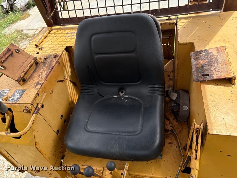 image for item EA6978 1989 Case 450C dozer