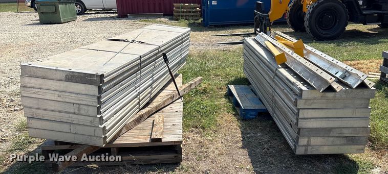 image for item EA7532 Trench box