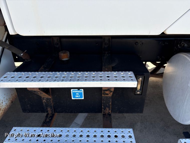 image for item EA7538 2007 Freightliner Business Class M2 crane truck