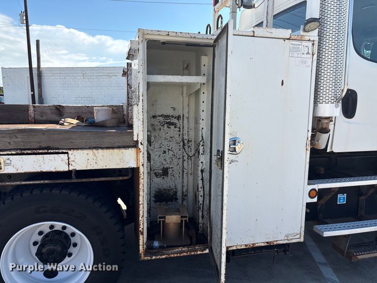 image for item EA7538 2007 Freightliner Business Class M2 crane truck