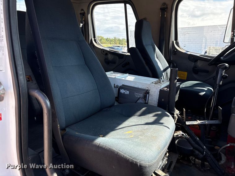 image for item EA7538 2007 Freightliner Business Class M2 crane truck