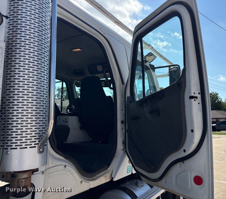 image for item EA7538 2007 Freightliner Business Class M2 crane truck