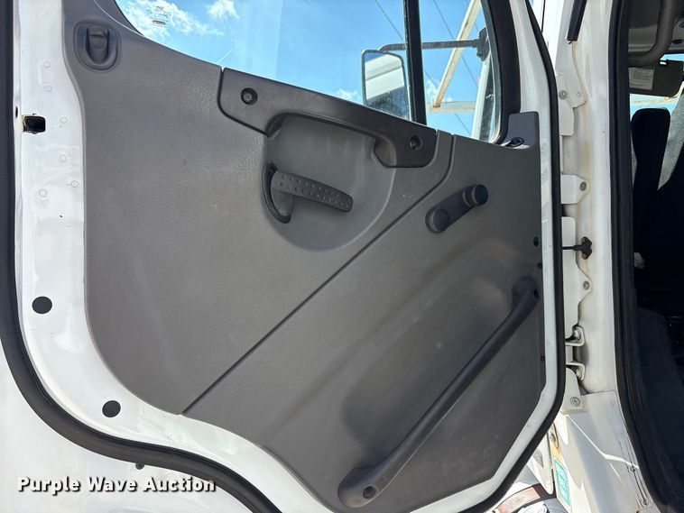 image for item EA7538 2007 Freightliner Business Class M2 crane truck