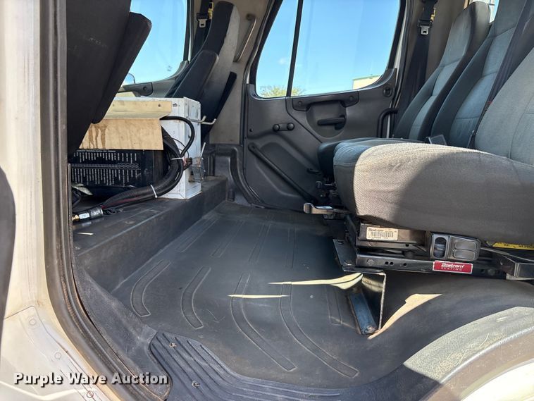 image for item EA7538 2007 Freightliner Business Class M2 crane truck