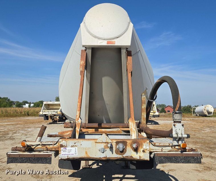 image for item EB1041 1987 Fruehauf pneumatic dry bulk trailer