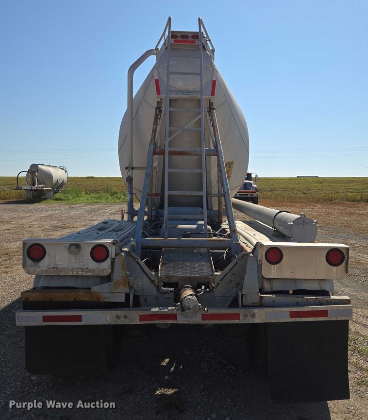 image for item EB1041 1987 Fruehauf pneumatic dry bulk trailer