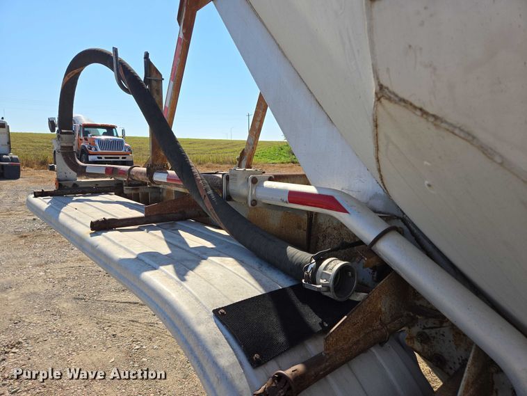 image for item EB1041 1987 Fruehauf pneumatic dry bulk trailer