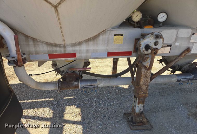 image for item EB1041 1987 Fruehauf pneumatic dry bulk trailer